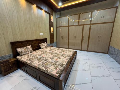 un dormitorio con una cama en una habitación en The luxe loft, en Jaipur