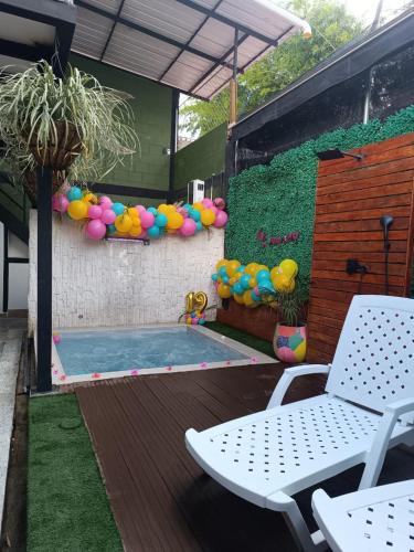 a small pool in a backyard with a bunch of balloons at Casa Luna Lago Calima in Calima