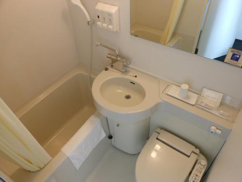 Baño pequeño con aseo y lavamanos en Paradis Inn Sagamihara, en Sagamihara