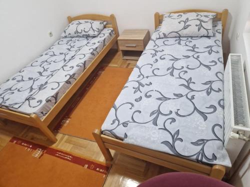 two twin beds in a room with at Apartman Vujovic in Zlatište