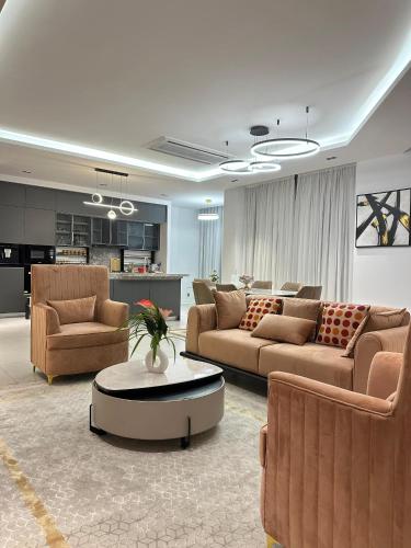 a living room with couches and a coffee table at Platinium résidence in Ngor