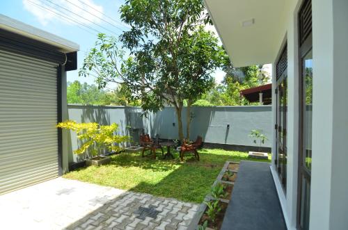 Zahrada ubytování BeeYu River Lodge Weligama