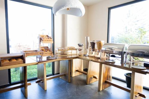 una sala da pranzo con un tavolo con del cibo sopra di San Angelo Luxury Resort & Spa - Adults Only a Sarandë