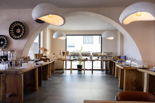 un ristorante con tavoli e sedie e una grande finestra di San Angelo Luxury Resort & Spa - Adults Only a Sarandë