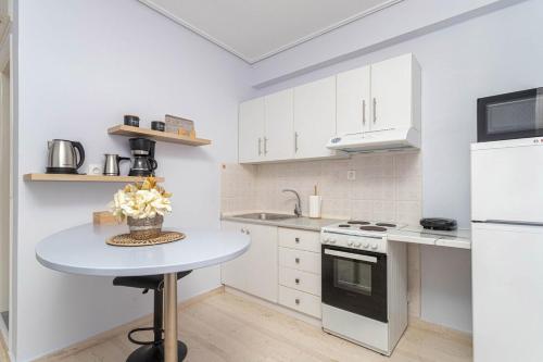 Η κουζίνα ή μικρή κουζίνα στο Tranquil Vibes Comfortable Apartment