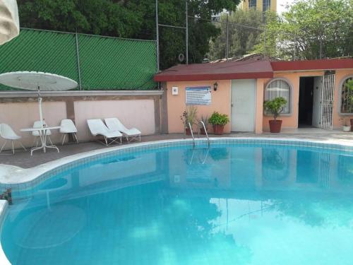 Bazén v ubytování Hotel Flamingo Irapuato nebo v jeho okolí