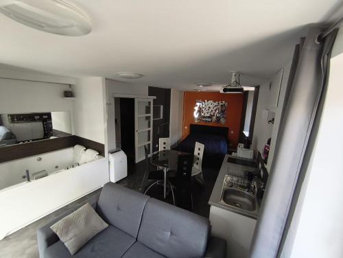 Studio meublé à proximité de la sortie d'autoroute de Feurs
