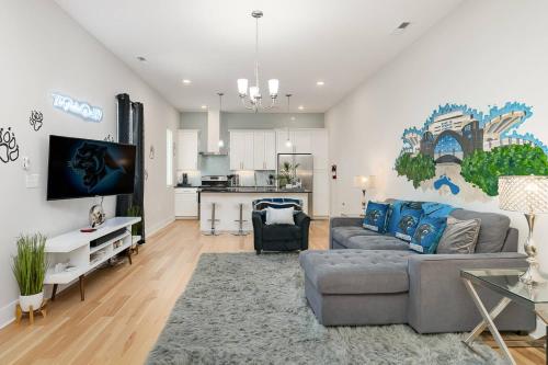 a living room with a couch and a kitchen at Queen City's Den & Nest Uptown in Charlotte