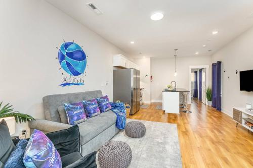 a living room with a couch and a television at Queen City's Den & Nest Uptown in Charlotte