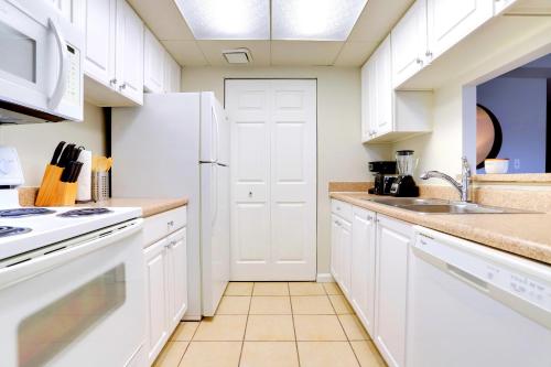 une cuisine avec des armoires blanches et un évier dans l'établissement Prime Location Near Pentagon and Metro, à Arlington