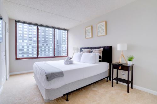 une chambre blanche avec un grand lit et une fenêtre dans l'établissement Prime Location Near Pentagon and Metro, à Arlington
