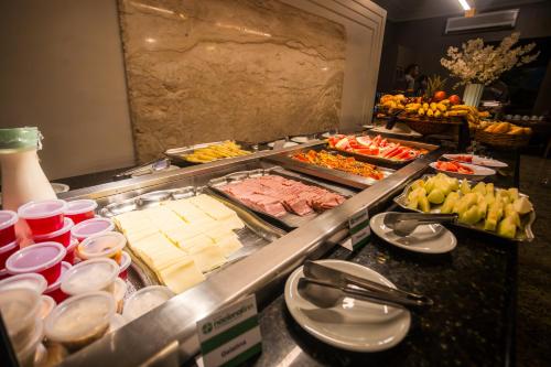 a buffet line with many different types of food at Hotel Nacional Inn Araxá Previdência in Araxá