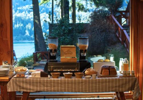 Costa Serena Aparts & Spa في فيلا لا أنجوستورا: طاولة عليها خبز وطعام آخر