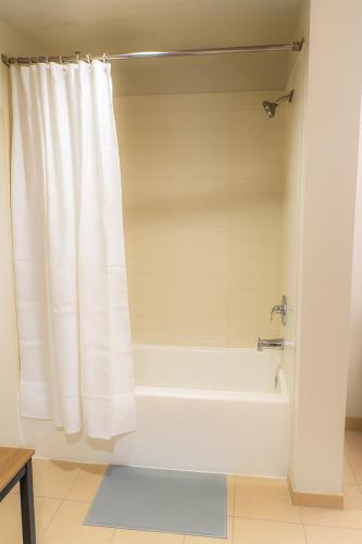 Bilik mandi di ViewPoint Suites