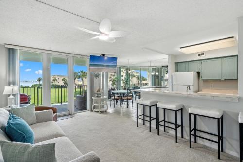 Η κουζίνα ή μικρή κουζίνα στο Santa Rosa Dunes Unit 912