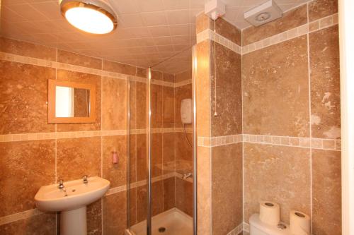 bagno con lavandino e doccia di Central Studios Gloucester Road by RoomsBooked - Free Parking a Cheltenham