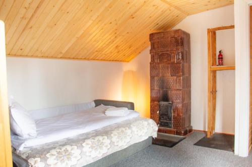 Ένα ή περισσότερα κρεβάτια σε δωμάτιο στο Cosy wooden house in the heart of Apuseni.