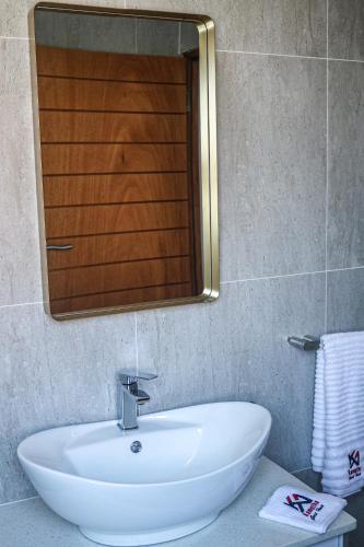 Bilik mandi di Kamotha Guest House