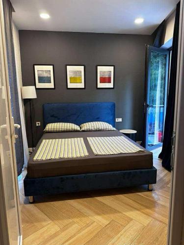 a bedroom with a large bed with a blue headboard at Berg Ananuri in Ananuri