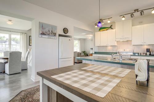 Una cocina o zona de cocina en Less Than 1 Mi to Boat Ramp Coastal Virginia Hideaway
