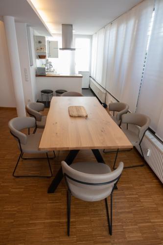 a conference room with a wooden table and chairs at "Cooles Ferienhaus!" - im Coburger Wonderland - Ihr Zuhause auf Zeit! in Coburg