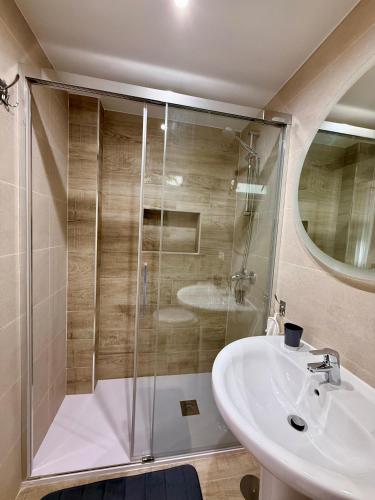 Ένα μπάνιο στο Apartamentos Juvimar