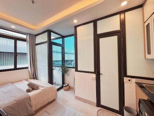 Cama o camas de una habitación en The Little Hanoi - Fresh Home - Centered