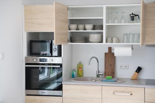 a kitchen with a sink and a microwave at Ferienwohnung "Dream Suite" - im Coburger Wonderland - Ihr Zuhause auf Zeit! in Coburg