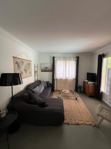 une chambre avec un lit et un salon dans l'établissement Maison avec piscine près de Bordeaux, à Bègles