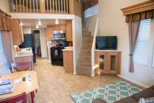 Una sala de estar con cocina y comedor. en Mesa Arch Cabin #22, en Moab