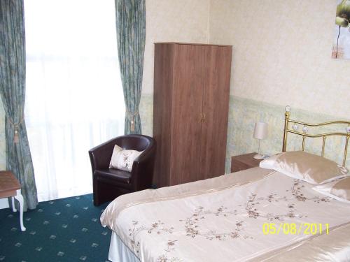 A bed or beds in a room at Beechwood House B & B 