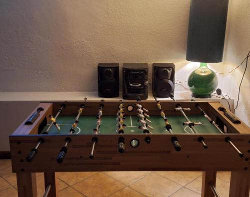 Hotel w Dobieszkowieにあるゲームルーム