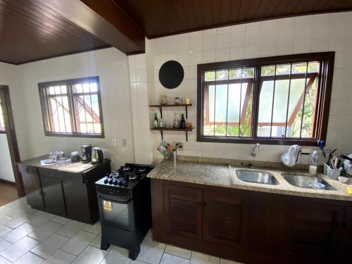 Kuchyň nebo kuchyňský kout v ubytování Spacious and central apartment