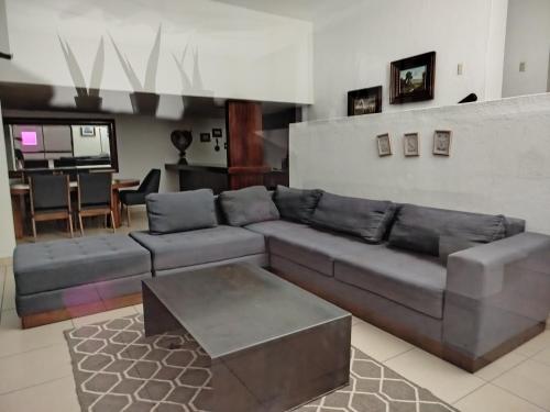 Ruang duduk di Beautiful Private Rooms at Villa La Floresta