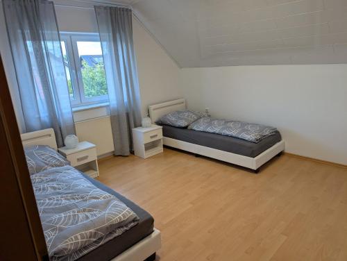 a bedroom with two beds and a window at Bauers Ferienwohnung in Wabern