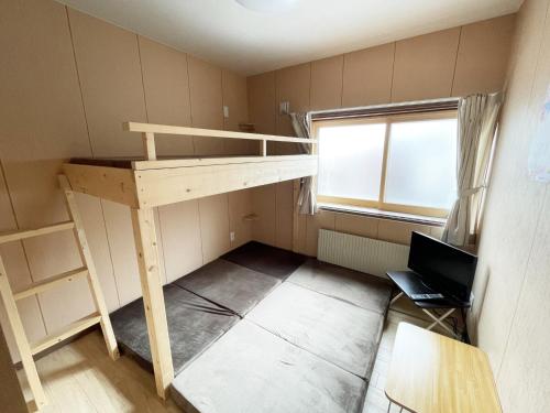 a room with a bunk bed and a window at Dai2Hokusuiryo - Vacation STAY 19359 in Sapporo