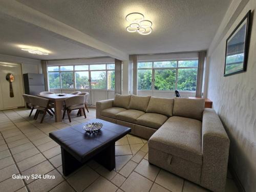 a living room with a couch and a table at Amplio apartamento sobre Avenida Viaducto in Mexico City