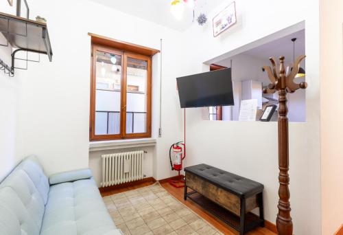 un soggiorno con un divano e una TV di Vicenza x4 at the Olympic Theater a Vicenza