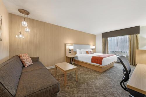 a hotel room with a bed and a couch at Best Western Vista Inn in Buena Vista
