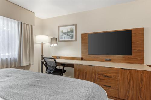 Ένα ή περισσότερα κρεβάτια σε δωμάτιο στο Best Western Vista Inn