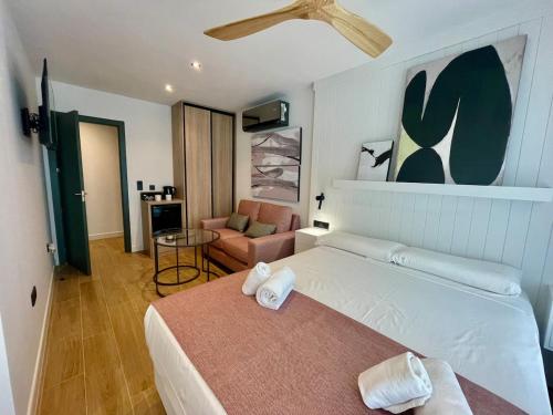 Giường trong phòng chung tại Ribera Luxury Suites