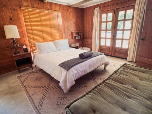 Ένα ή περισσότερα κρεβάτια σε δωμάτιο στο Room 1 - Downtown Joshua Tree Motel - Pet Friendly - Walk to Shops & Visitor Center, Minutes to Park Entrance
