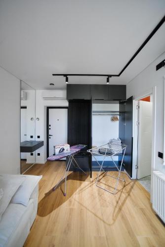 Χώρος καθιστικού στο Red Wine Apartments, projector, karaoke, PS5, smart lock