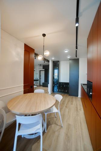 Η κουζίνα ή μικρή κουζίνα στο Red Wine Apartments, projector, karaoke, PS5, smart lock
