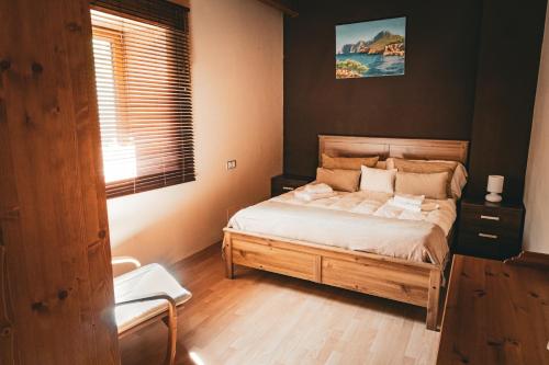 a bedroom with a bed and a window at Casa Rural Sensaciones 3 dormitorios con jardin in Carrocera