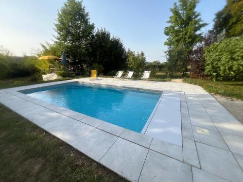 Bazén v ubytování Beautiful 18th Century Whole Manor House with Sole Use Private Pool nebo v jeho okolí