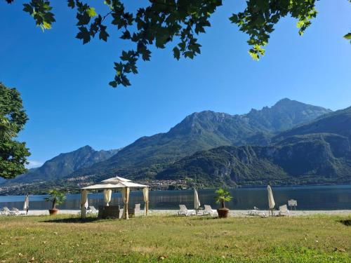 a view of the lake and mountains at Hotel Nautilus in Valmadrera