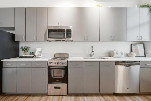 Kuchyň nebo kuchyňský kout v ubytování Stylish Loft 5 Min to Downtown No 212