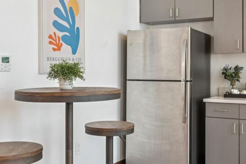 Kuchyň nebo kuchyňský kout v ubytování Stylish Loft 5 Min to Downtown No 212