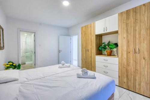 Modern Apartments W Balcony - Valletta Viewsにあるベッド